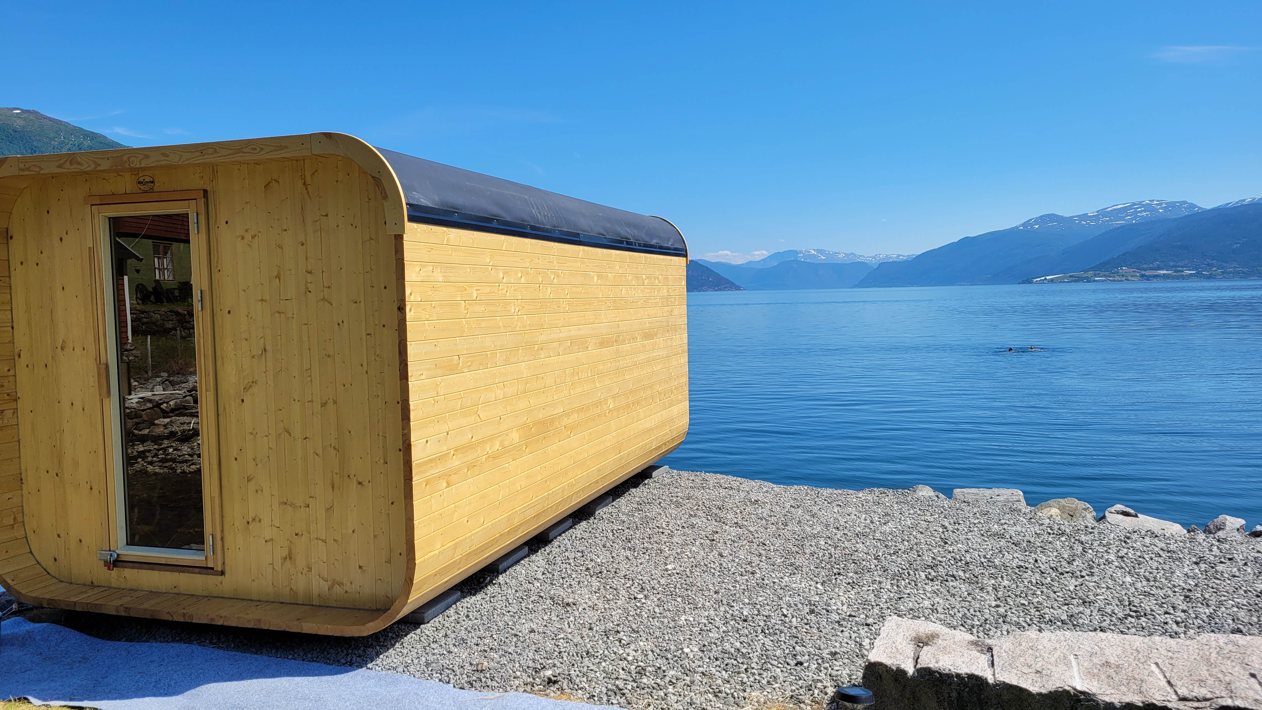 Sauna in the garden of Balestrand Hotell