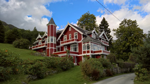 There are several villas in Balestrand.